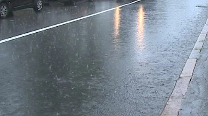 В «Водоканале» объяснили, почему из ливнёвки у Кантемировского моста после дождя забил фонтан - tvspb.ru