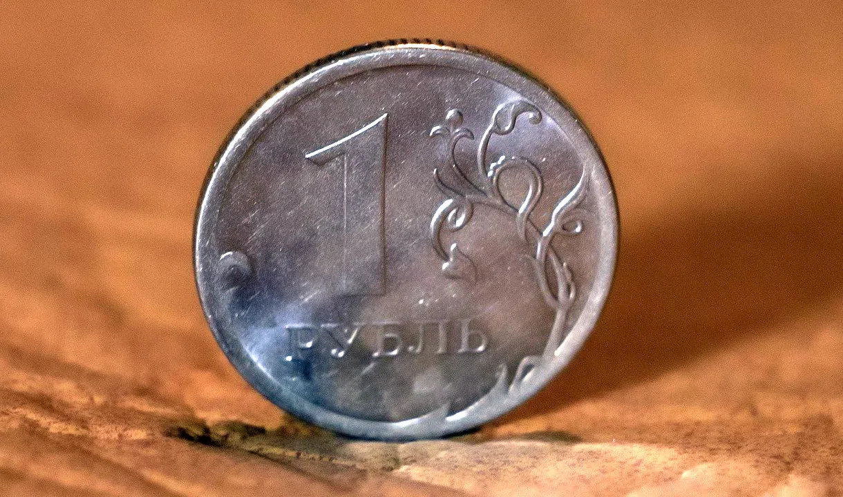 Монеты 1 рубль 2014 года с буквой р. Никиту продали за 1 рубль. За 1 рубль. Российские рубли картинки. Монета 1рубль 2014 года с буквой р перевертыш.