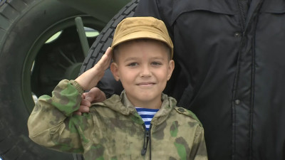 Восьмилетний «танкист» Алёша из Белгорода побывал на тракторном заводе в Петербурге