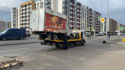 Во время рейда по незаконной торговле в Петербурге изъяли авто с булочками и овощами