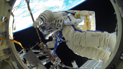 Космонавты Артемьев и Кристофоретти вместе вышли в открытый космос