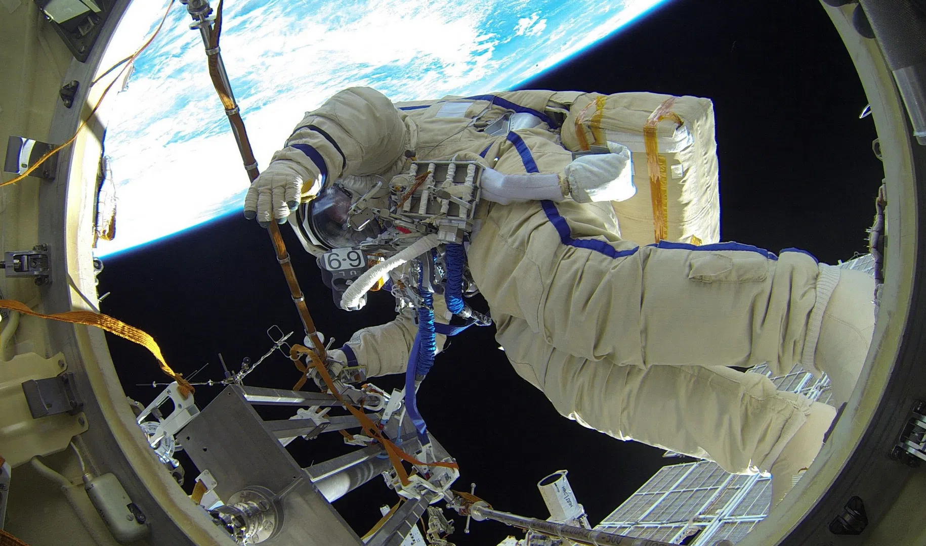 Российский космонавт Олег Артемьев досрочно вернулся на МКС из открытого космоса