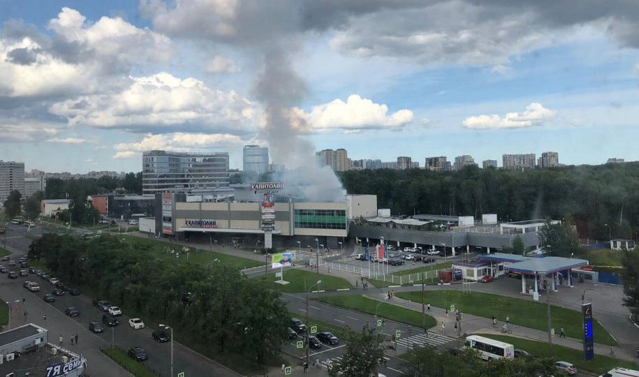 На крыше ТЦ «Капитолий» произошел пожар - tvspb.ru