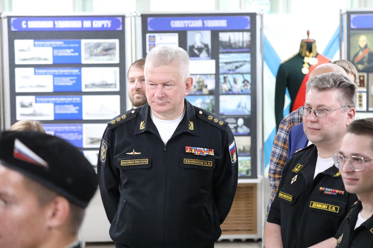 Главнокомандующий ВМФ Николай Евменов посетил школу в Угольных Копях