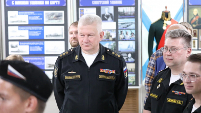 Главнокомандующий ВМФ Николай Евменов посетил школу в Угольных Копях