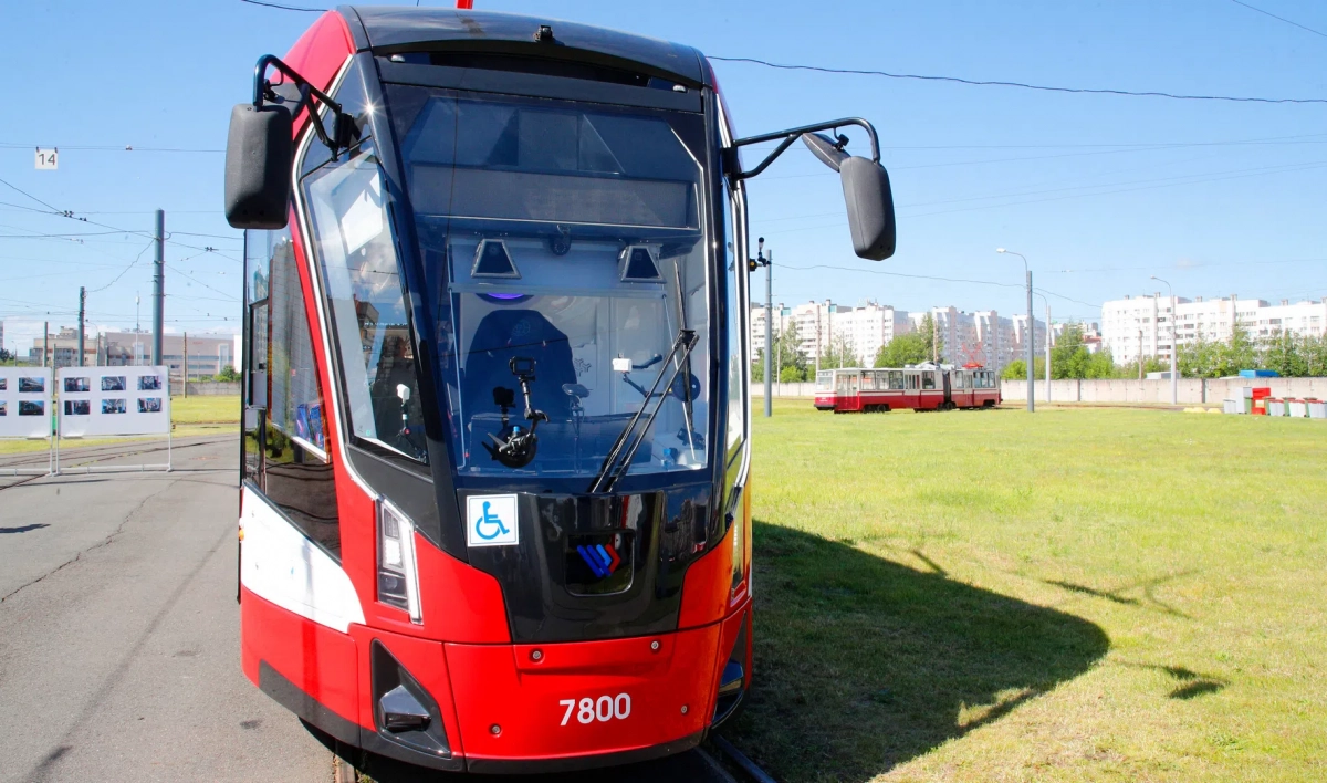 Петербуржцам показали детские рисунки, которые украсят трамваи и троллейбусы - tvspb.ru