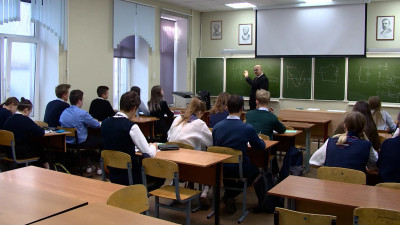 Петербургским учителям за год подняли зарплаты на 25%