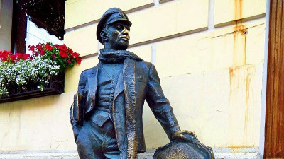 Петербургские вандалы испортили памятник Остапу Бендеру