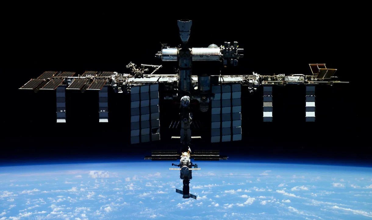 Российским космонавтам на МКС доставят зеленые щи и дробленую бруснику