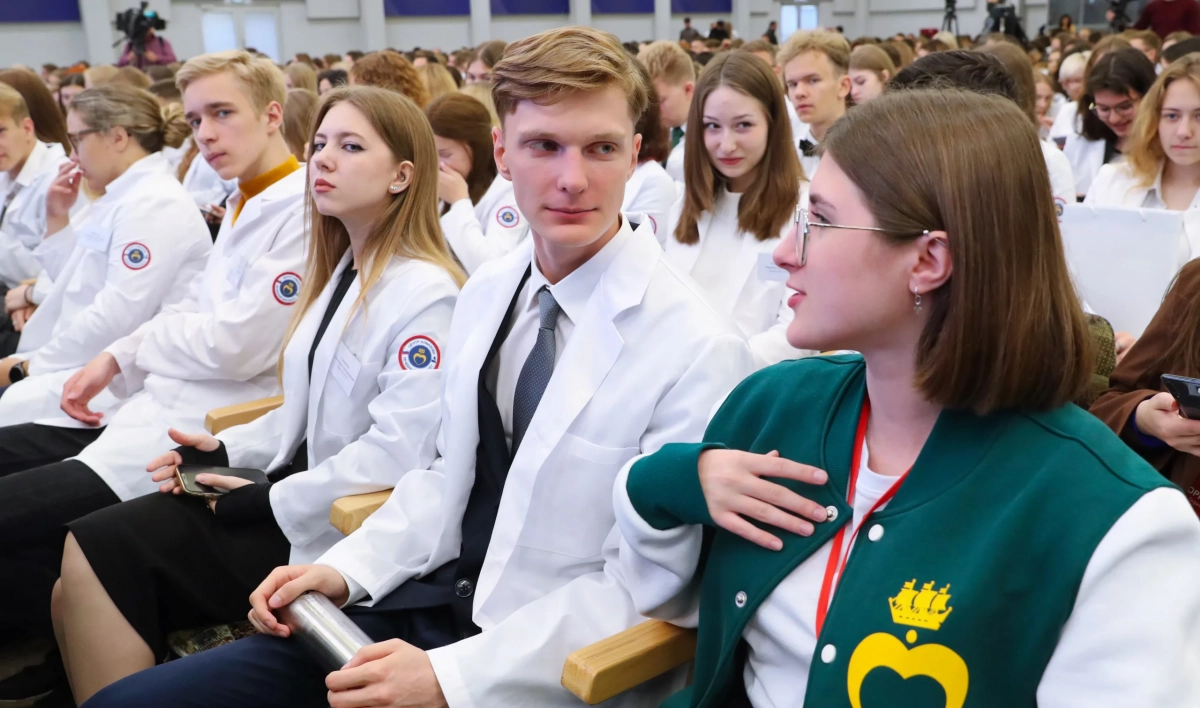 Первокурсники Института медицинского образования Центра Алмазова принесли клятву студента - tvspb.ru
