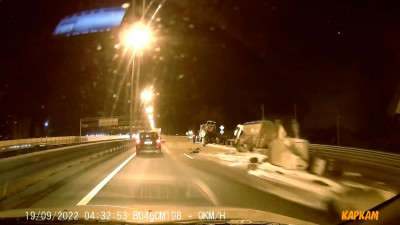 Две фуры не поделили участок КАД у вантового моста