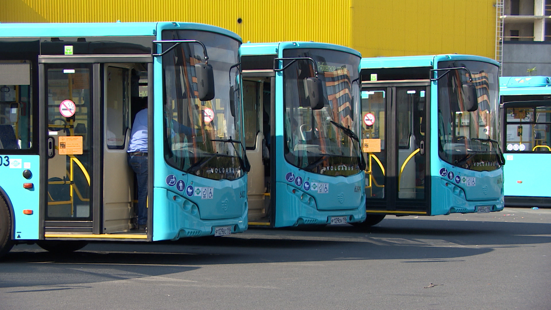 Еще 12 автобусов из Петербурга получил Мариуполь | Телеканал Санкт-Петербург