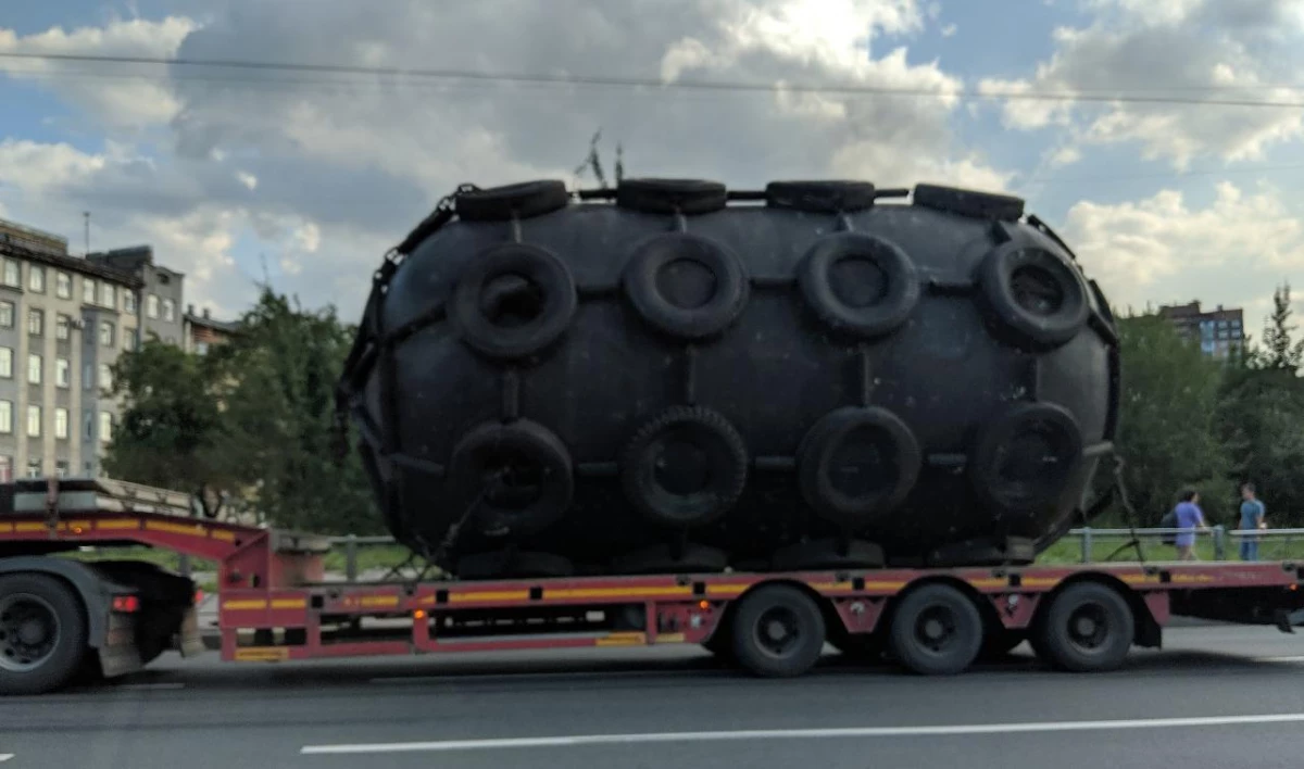 Петербуржцев заинтересовал необычный предмет, который везли на прицепе - tvspb.ru