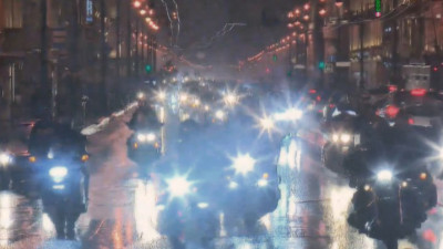 В центре Петербурга устроили ночной парад байкеров