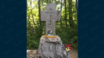 На Смоленском кладбище установили памятник режиссёру Балабанову