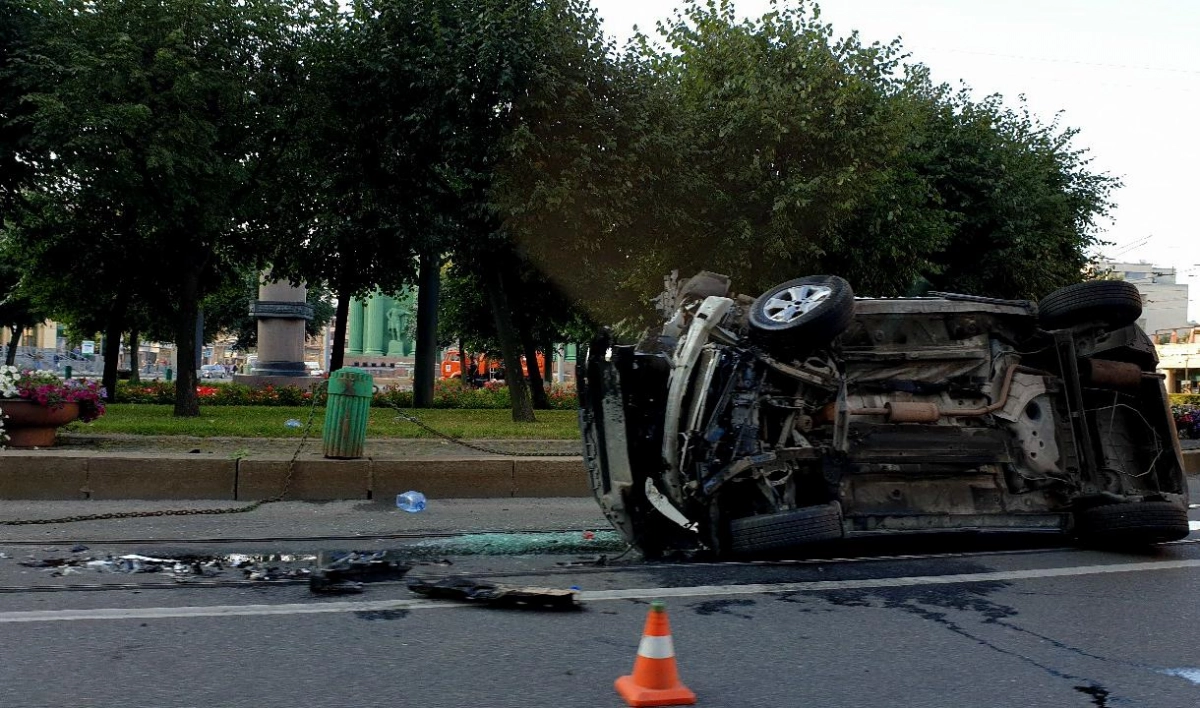 Прохожие откачивали водителя каршеринга после ДТП на площади Стачек - tvspb.ru