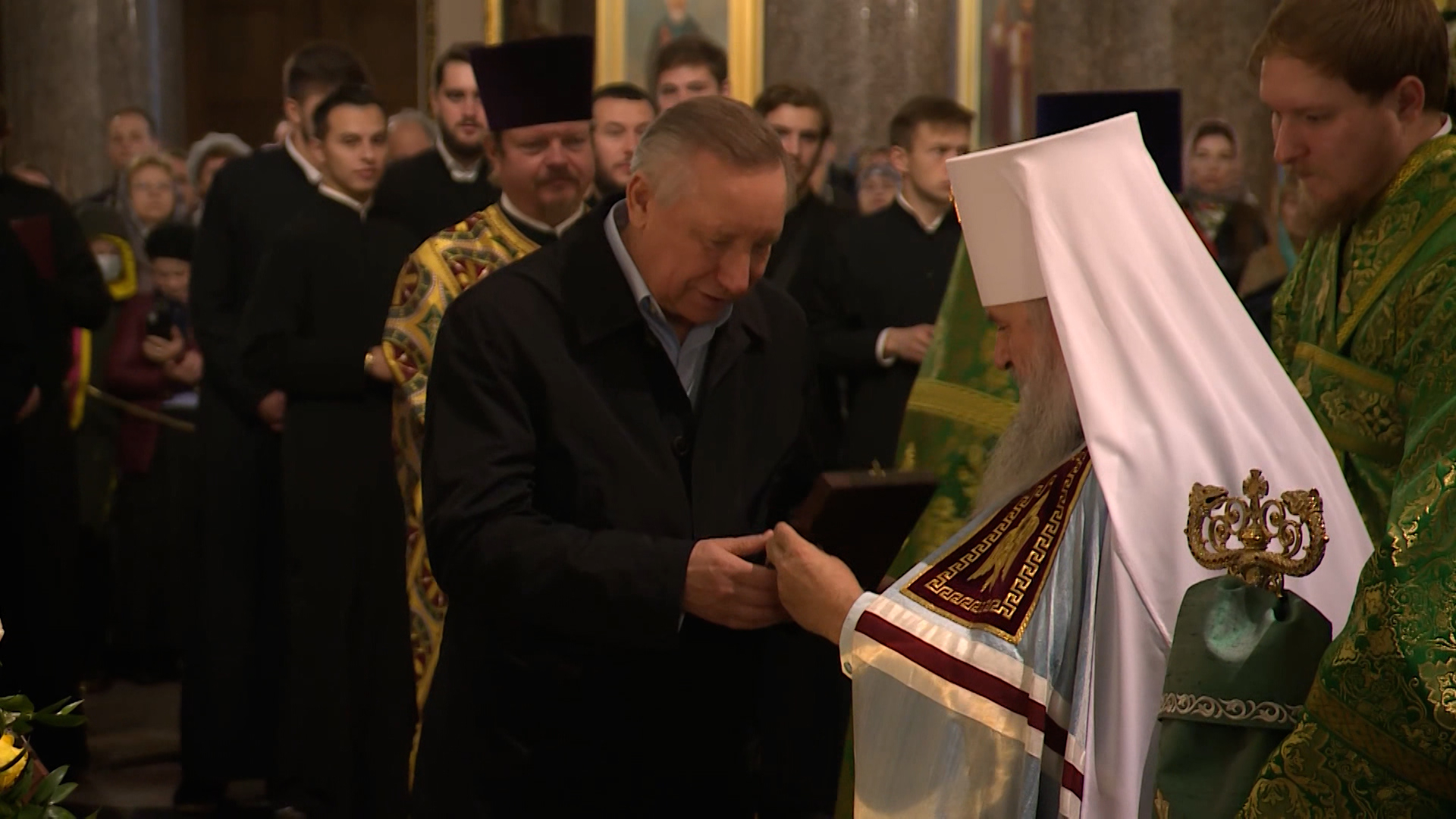 Митрополит Варсонофий вручил Александру Беглову икону, освященную у ковчега с мощами Сергия Радонежского