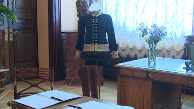 Шедевры XXI века: коллекцию Эрмитажа пополнили мундирный жакет, шорты и ботфорты от «Шанель»