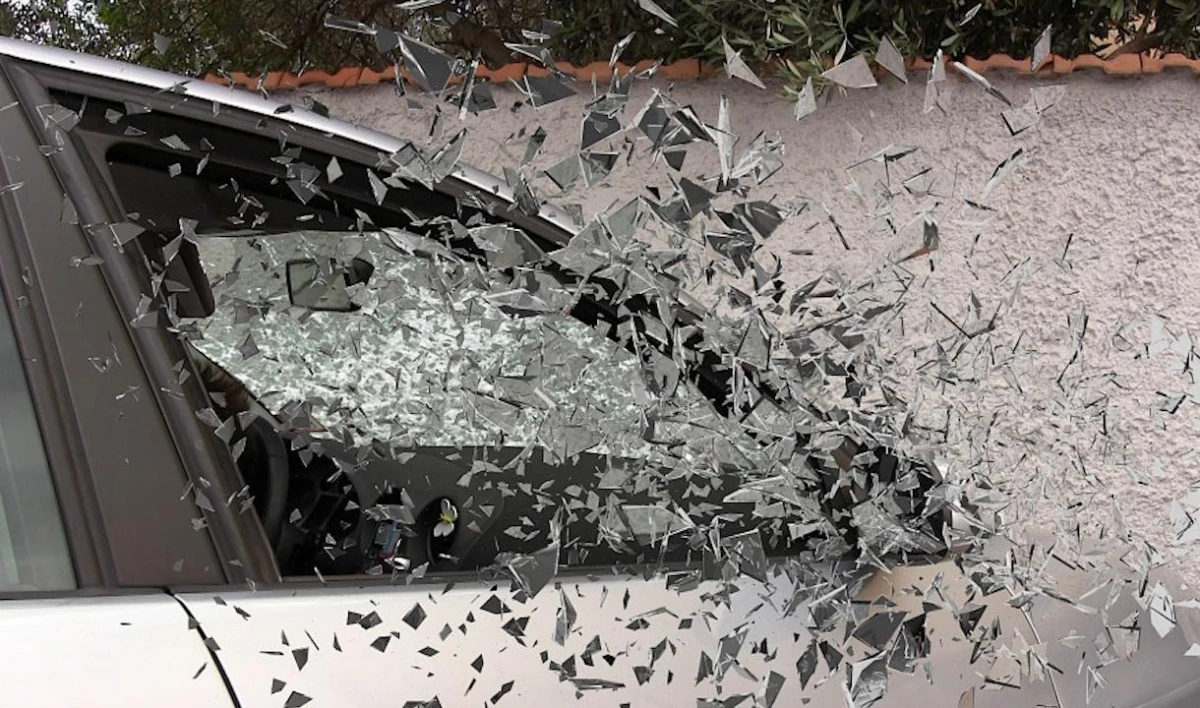 Под Сестрорецком водитель скрылся с места ДТП после столкновения с электричкой - tvspb.ru