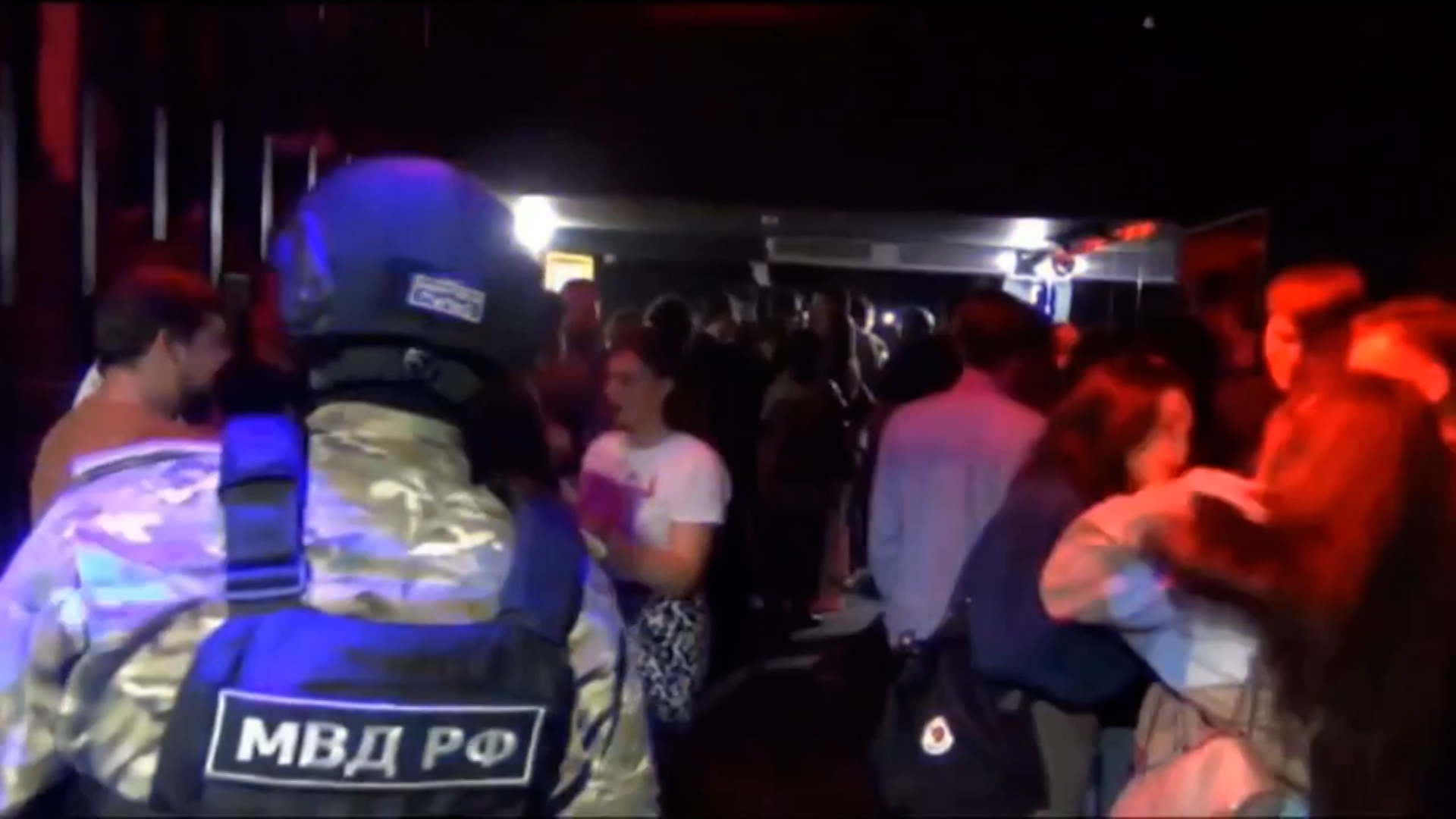 В Петербурге задержали охранника ночного клуба, ударившего девушку на Думской улице