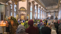 Сотни верующих пришли к Казанскому собору поклониться мощам Сергия Радонежского