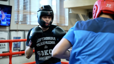 Экс-чемпион мира по боксу Сергей Кузьмин провёл мастер-класс для юных петербуржцев