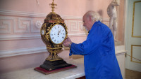 Почти полвека художник-реставратор Васил Ангелов возрождает часы Павловского дворца