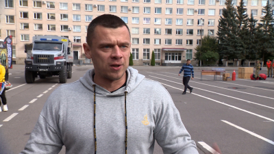 Петербургский атлет Денис Вовк сдвинул с места и протащил 12-тонный автомобиль «Урал»