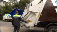 Новые компактные мусоровозы проходят испытание петербургскими дворами