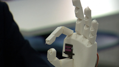 Бионическая смарт-рука и робот-официант: Школьники из Петербурга создают технологии будущего