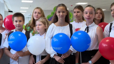 Школьный звонок мирной жизни: в Мариуполе отпраздновали День знаний