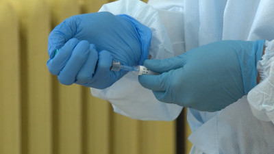 Специалисты призвали ревакцинироваться от COVID-19 в августе, чтобы успеть привиться от гриппа