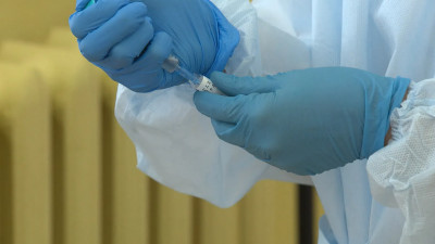 Сотрудники Комздрава Петербурга ревакцинировались от коронавируса