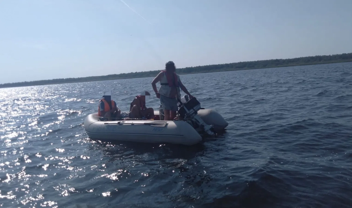 Моторная лодка с тремя рыбаками заглохла посреди Ладожского озера - tvspb.ru