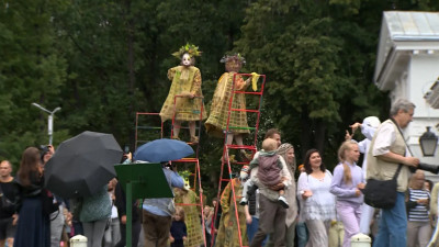 На Елагином острове стартовал X Фестиваль уличных театров