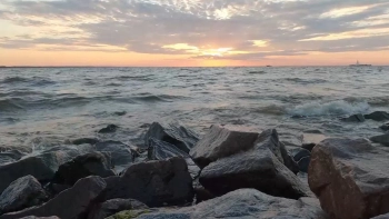 Женщину с ребёнком, которых унесло на сапе в Финский залив, спасли