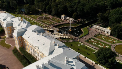 Петербуржцам рассказали об уникальности петергофских фонтанов