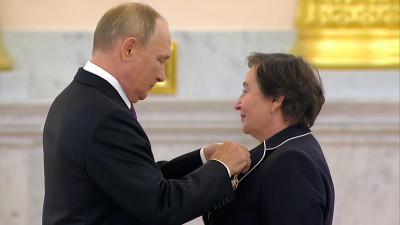 Владимир Путин наградил сотрудницу Санкт-Петербургского НИИ имени Пастера