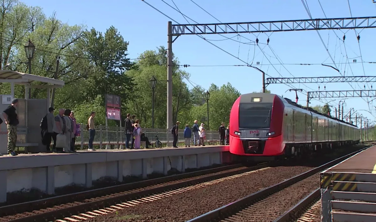 Рекордное число пассажиров перевезли электрички Петербурга в июле - tvspb.ru