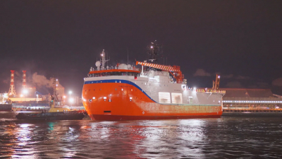 Построенная на Адмиралтейских верфях ледостойкая платформа отправилась в свой первый рейс