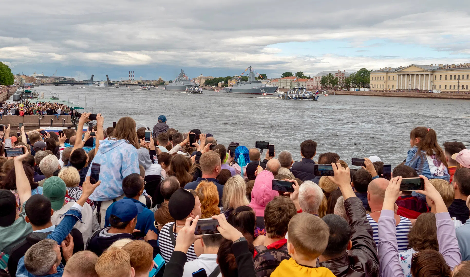 Около 1,5 млн человек наблюдали за парадом в Петербурге и Кронштадте в День ВМФ