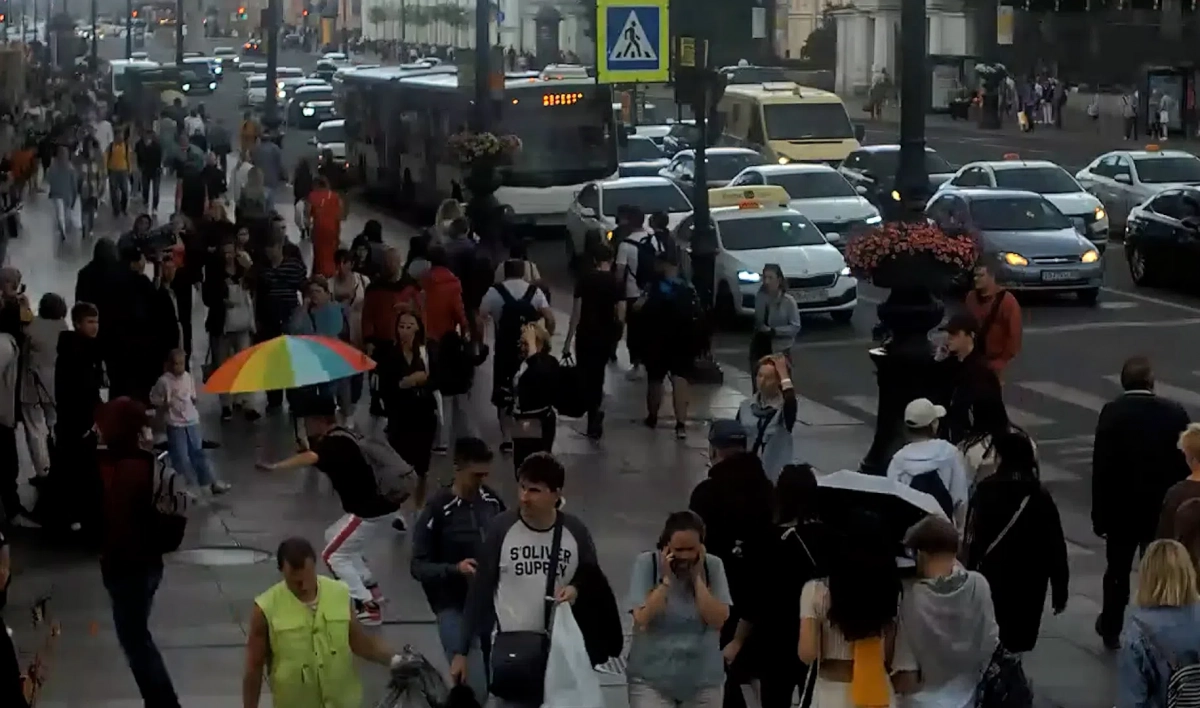 Петербуржец с радужным зонтом устроил представление на Невском проспекте - tvspb.ru