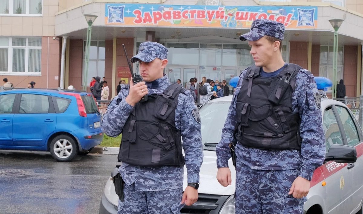 Росгвардейцы обеспечили безопасность на школьных линейках в Петербурге - tvspb.ru
