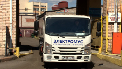 На улицы Северной столицы вышел первый российский электромусоровоз