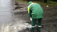 Экологи избавились от нефтяного пятна на тротуаре в Калининском районе