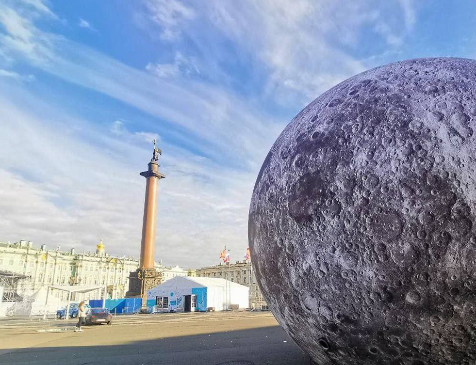 Луна «приземлилась» на Дворцовую площадь