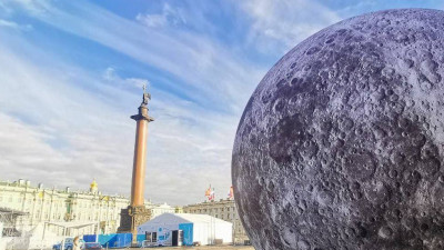 Луна «приземлилась» на Дворцовую площадь