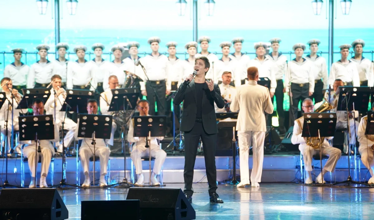 В «Октябрьском» состоялся концерт «Песни о море», посвященный Дню ВМФ - tvspb.ru