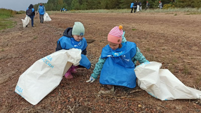 Петербургские волонтёры очистили берег Финского залива в Смолячково