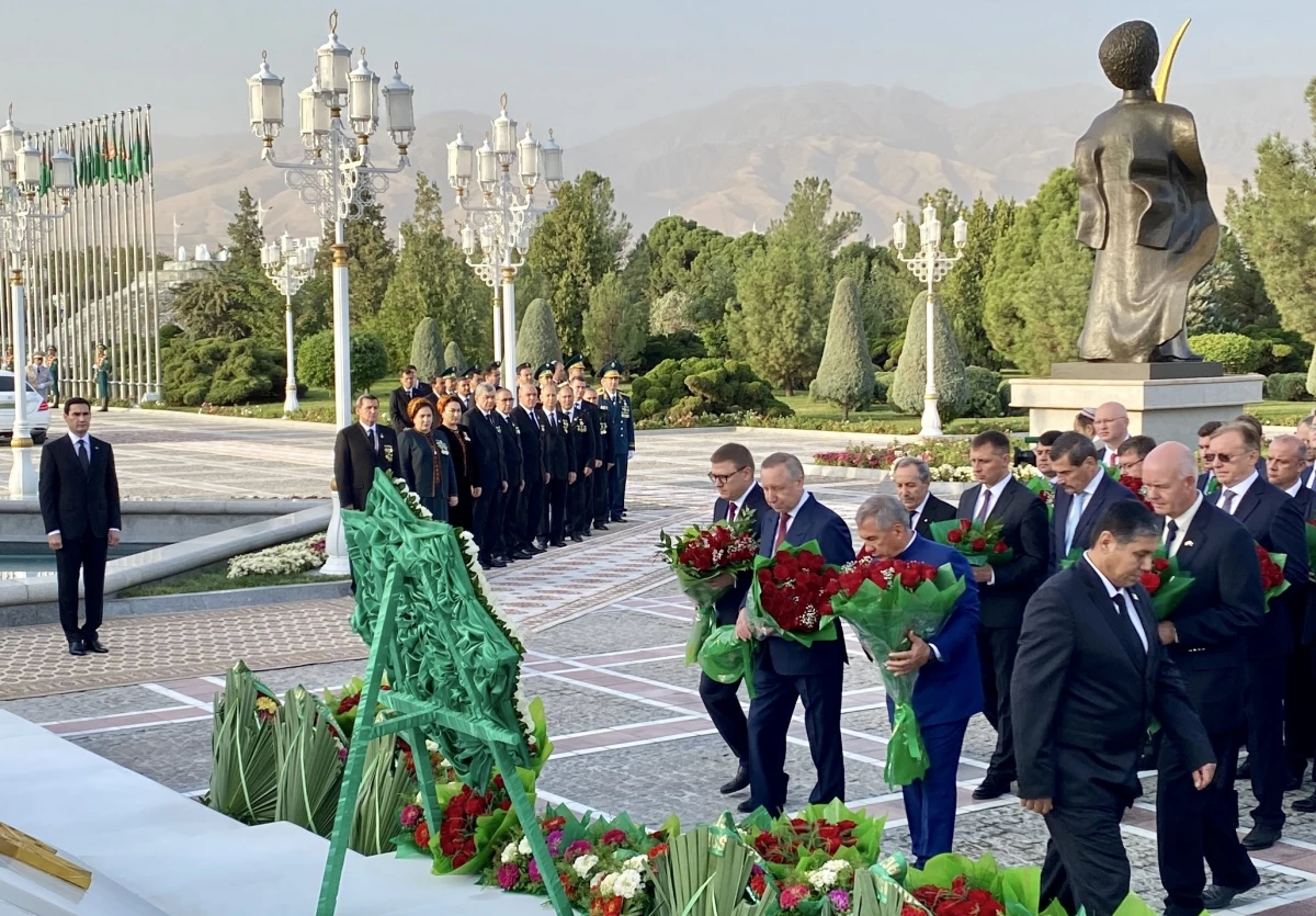 Александр Беглов возложил цветы к монументу независимости Туркменистана - tvspb.ru